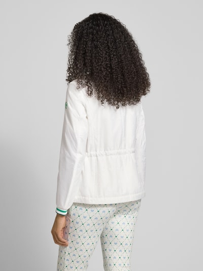 Frauenmodel trägt Regular Fit Blazer mit aufgesetzten Taschen von Marc Cain, weiß mit Allover-Motiv-Print, Rückansicht Ganzkörperansicht.