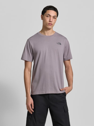 Männermodel trägt T-Shirt mit Logo und Rundhalsausschnitt von The North Face in Grau, Baumwoll-Mix, Regular Fit, Ganzkörperansicht von vorne.