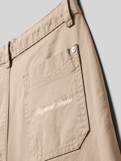 Productfoto, Bermudas met steekzakken model 'OWEN' van Jack & Jones, katoenen relaxed fit, beige stof met zichtbare textuur, detailopname.