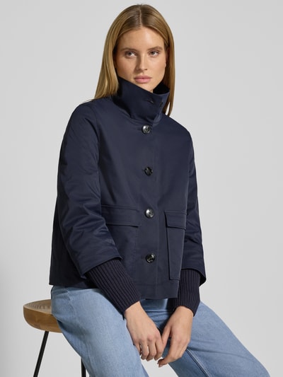 Frauenmodel trägt Jacke mit Stehkragen und Pattentaschen von Christian Berg Woman Selection, dunkelblau, matte Oberfläche, Ganzkörperansicht von vorne. Regular Fit, Knopfleiste, Maße und Details gemäß Größe 36.