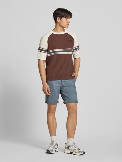 Männermodel trägt Shorts mit Gürtel Modell 'MIKE' von Redefined Rebel, Regular-Fit, Eingrifftaschen, Gesäßtaschen, Ganzkörperansicht von vorne.