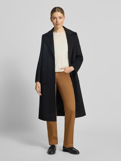 Frauenmodel trägt Straight Fit Stoffhose im 5-Pocket-Design von Christian Berg Woman in Braun, glatte Textur, Strasssteinbesatz, Ganzkörperansicht von vorne. Elastischer Baumwoll-Mix mit Viskose-Anteil, Knopf- und Reißverschluss.