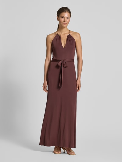 Frauenmodel trägt Abendkleid mit Neckholder in Ring-Optik von Rinascimento, braun, körpernaher Schnitt, Maxilänge, Ganzkörperansicht von vorne.