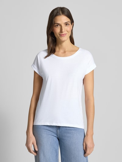 Frauenmodel trägt T-Shirt mit Rundhalsausschnitt Modell 'DREAMERS' von VILA, weiß, Baumwoll-Mix, lockere Passform, Ganzkörperansicht von vorne.