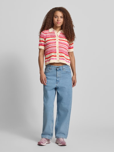 Modelka nosi Regular Fit Poloshirt aus Strick Modell 'LULA' od Only, wzór paski, krój regular fit, dzianina, widok całej sylwetki z przodu.