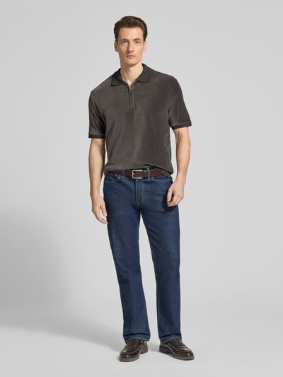 Männermodel trägt Regular Fit Poloshirt mit Reißverschluss Modell 'Francis' von Tiger Of Sweden, dunkelgrau, Baumwoll-Mix, Ganzkörperansicht von vorne.
