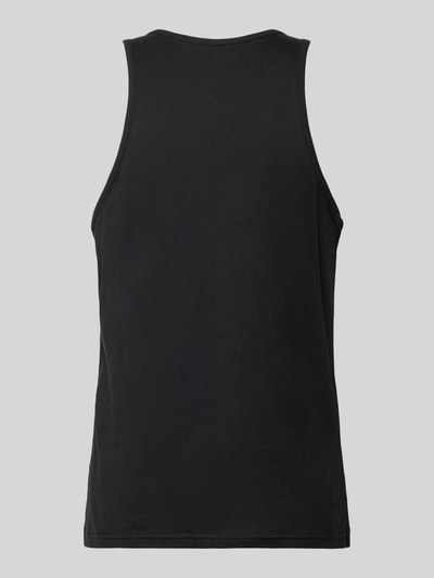Männermodel trägt Tank Top aus reiner Baumwolle im 3er-Pack von Tommy Hilfiger, Optik: Unifarben, Passform: Regular-Fit, Feinripp, Ganzkörperansicht Rückansicht.