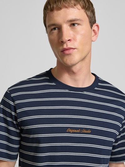 Männermodel trägt T-Shirt mit Streifenmuster und Rundhalsausschnitt von JACK & JONES aus reiner Baumwolle, Regular-Fit, Nahaufnahme Oberkörper.