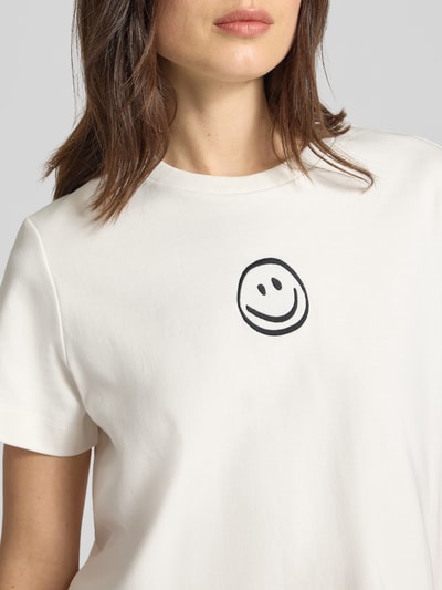 Vrouwenmodel draagt Oversized T-shirt uit puur katoen model 'SARA METTE' van Vero Moda, look: effen, motiefstitching, jersey, ronde hals, korte mouw, detailopname bovenlichaam.