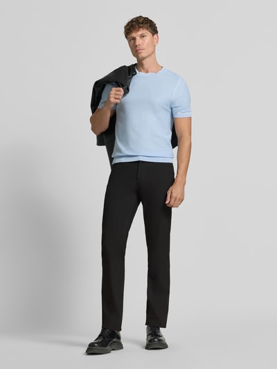 Męski model nosi Comfort Fit Hose mit Eingrifftaschen od Christian Berg Men, czarny materiał-mix z wiskozą, krój comfort fit, widok całej sylwetki z przodu. Szerokość w rozmiarze 32/32: 41 cm, długość wewnętrzna nogawki: 78 cm, kieszenie boczne i z tyłu.