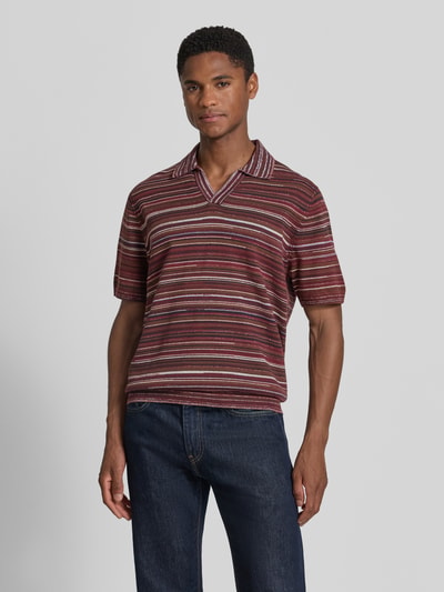 Männermodel trägt Regular Fit Poloshirt in Strick-Optik von JAKE*S STUDIO MEN, mehrfarbige Streifen, Reine Baumwolle, Nahaufnahme Oberkörper.
