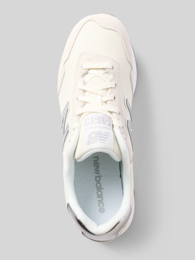 Produktfoto, Sneaker aus Leder-Mix mit Plateau von New Balance, cremeweiß, Profilsohle, abgerundete Passform, Logo-Detail, Vogelperspektive, Damen Sneaker, 4 cm Plateau, Schafthöhe 8 cm, Schaftweite 8 cm.