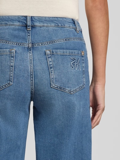 Frauenmodel trägt Wide Fit Jeans mit fixierten Beinabschlüssen Modell 'Dara' von MOS MOSH, 5-Pocket-Design, Baumwoll-Mix, Detailaufnahme Rückansicht.