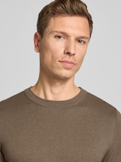 Männermodel trägt Strickpullover mit gerippten Abschlüssen Modell 'Irmino' von Drykorn aus reiner Baumwolle, Regular-Fit, Nahaufnahme Oberkörper.