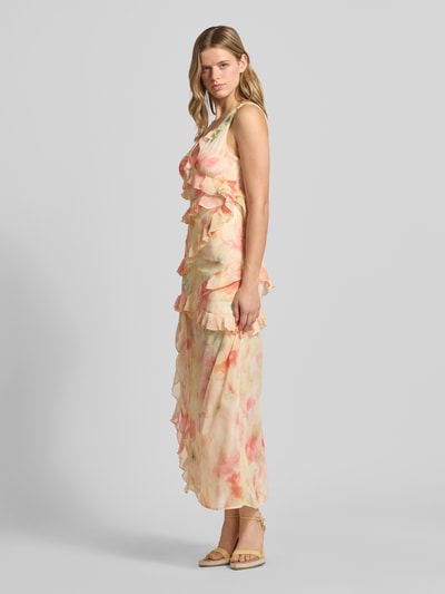 Vrouwenmodel draagt Maxikleid met Rüschenbesatz van Gina Tricot, nauwsluitend, bloemenprint, V-hals, mouwloos design, loopsplit, zijaanzicht
