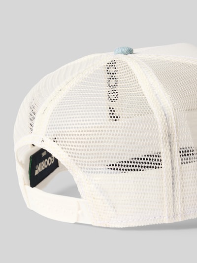 Produktfoto, Herren Trucker Cap mit Motiv-Patch Modell 'Denim Panther' von GOORIN BROS., Material-Mix mit Baumwoll-Anteil, weißes Mesh, größenverstellbar, verstärkter Schirm