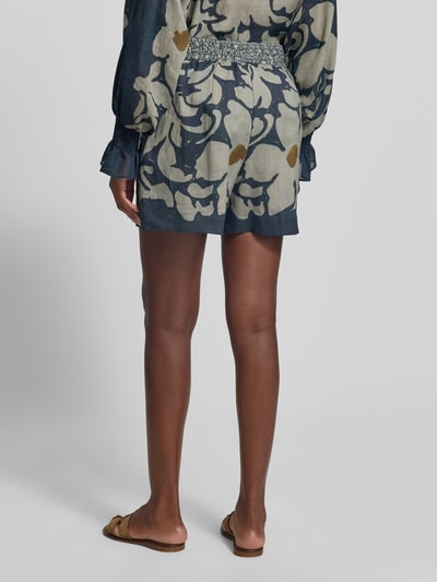 Frauenmodel trägt Shorts aus Ramie im Allover-Look von Luisa Cerano in Blau-Beige mit Schnürung, Regular-Fit, Ganzkörperansicht Rückansicht.