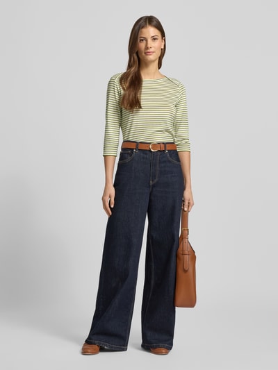 Frauenmodel trägt 3/4-Shirt aus Lyocell-Baumwoll-Mix von Windsor, Regular Fit, Rundhalsausschnitt, 3/4-Ärmel, grün gestreift, Ganzkörperansicht von vorne. Rückenlänge bei Größe 36: 58 cm.