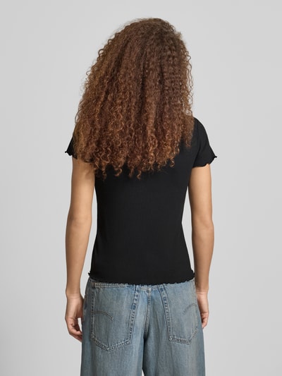 Männermodel trägt Slim Fit T-Shirt mit Viskose-Anteil Modell 'NICCA' von Pieces, efekt: jednolity kolor, krój slim fit, okrągły dekolt, krótki rękaw, zakończenie rękawów: frill, wykończenie: frill, wykończenie materiału: ripp, widok całej sylwetki z tyłu.