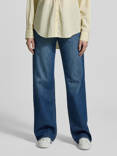Kobiece model prezentuje niebieskie Jeans im Used-Look mit Fransen Modell 'Mari mash' od OPUS PANTS z bawełny z domieszką elastanu, fason skrócony, używany wygląd, frędzle, szerokość w rozmiarze 36/26: 38 cm, długość nogawki od wewnątrz w rozmiarze 36/26: 64 cm, widok z przodu na całą sylwetkę.