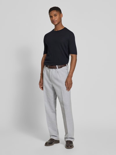 Mannenmodel draagt gebreid shirt met ronde hals van MAERZ Muenchen, slim fit, ribboordjes, labeldetail, ruglengte maat 50: 66 cm. Ganzlichaamsaanzicht van voren.