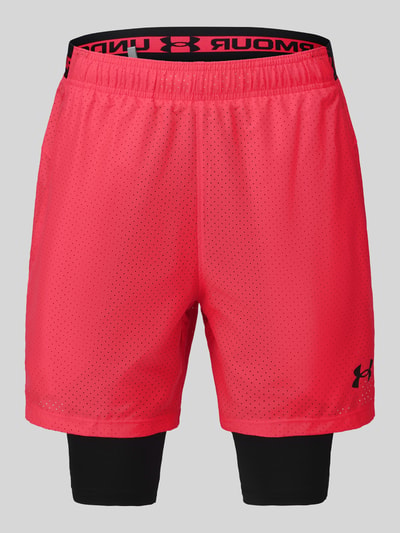 Produktfoto, rote Relaxed Fit Sportshorts im Double-Layer-Look von Under Armour mit schwarzem Innenlayer, Herren Sportshorts von Under Armour