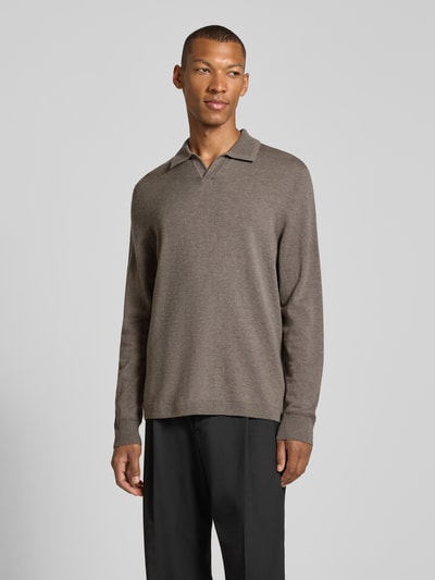 Männermodel trägt Regular Fit Longsleeve aus reiner Baumwolle Modell 'Edmund' von Tiger of Sweden in Strick-Optik, Ganzkörperansicht von vorne.