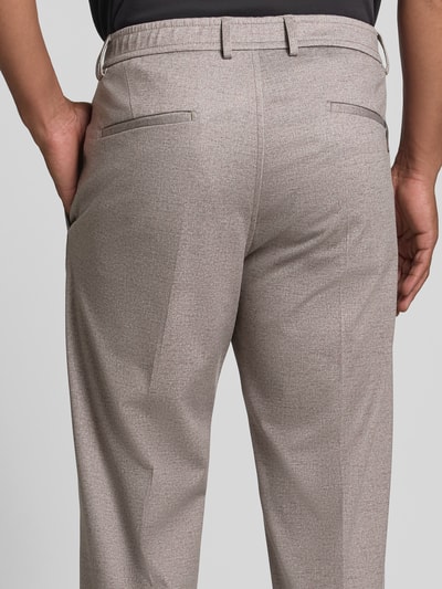 Mężczyzna nosi spodnie Regular Fit Anzug mit Viskose-Anteil Model 'Ponza' od CINQUE, elastyczna mieszanka materiałów, jasny beżowy materiał garnituru, kieszenie z patką z tyłu, Szerokość w rozmiarze 50: 45 cm, Długość wewnętrzna nogawki w rozmiarze 50: 73 cm, Długość tyłu w rozmiarze 50: 72 cm, Szerokość ramion w rozmiarze 50: 43 cm, Długość rękawów w rozmiarze 50: 84 cm, tekstura gładka, Ganzkörperansicht Rückansicht