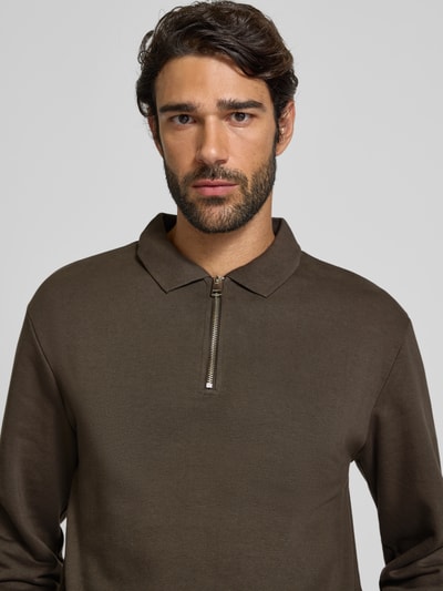 Lindbergh Relaxed Fit Poloshirt mit Label-Detail Schlamm 3