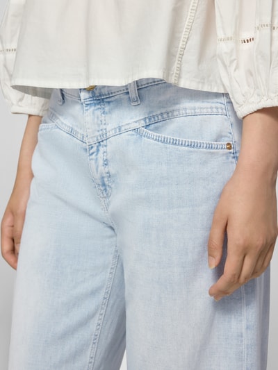 Kobieta nosi Regular Fit Barrel Jeans aus Baumwoll-MIx Modell 'ELIN' od Cambio, jasnoniebieski denim, tekstura gładka, detal z przodu, Nahaufnahme obszaru bioder, damska Barrel Jeans od Cambio.