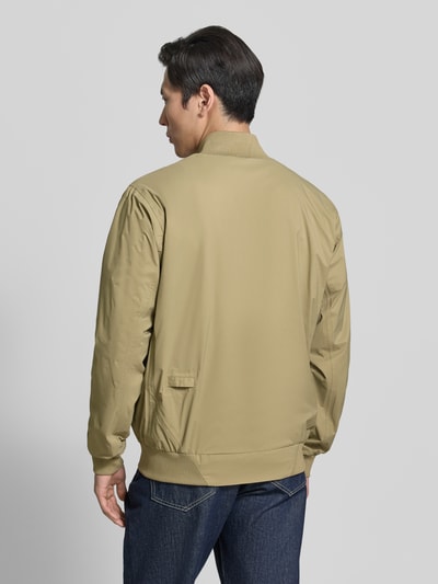 Männermodel trägt Blouson mit Label-Detail Modell 'MILD' von GOFRANCK in Beige, Gerader-Schnitt, Stehkragen, Gerippte-Abschlüsse, Ganzkörperansicht Rückansicht. Rückenlänge bei Größe M: 70 cm, Schulterbreite bei Größe M: 45 cm, Brustweite bei Größe M: 63 cm, Ärmellänge bei Größe M: 71 cm.