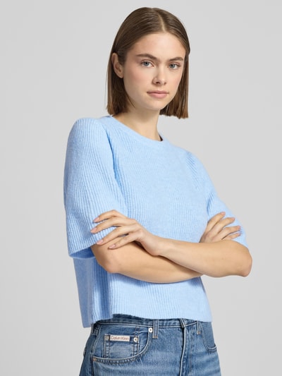 Frauenmodel trägt Boxy Fit T-Shirt aus Rippstrick mit Woll-Anteil Modell 'SILLY' von Pieces in Hellblau, unifarben, Nahaufnahme Oberkörper