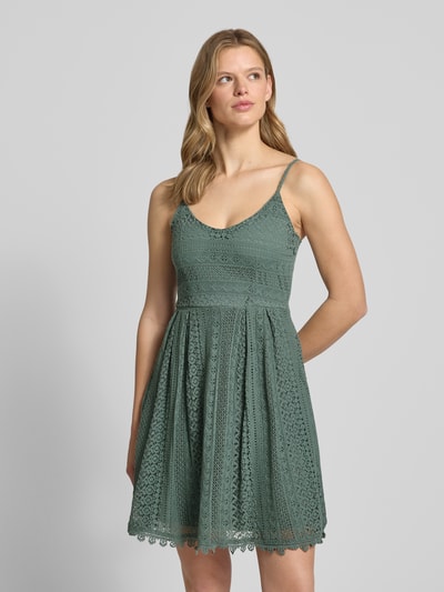 Frauenmodel trägt Tailliertes Trägerkleid aus Baumwoll-Mix Modell 'HELENA' von Only, Optik: Unifarben, Mini-Länge, grafische Struktur, Henley-Ausschnitt, Nahtreißverschluss, Nahaufnahme Oberkörper.