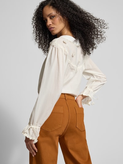 Vrouwenmodel draagt Hose mit verkürzter Passform mit aufgesetzten Taschen van Jake*s Casual in cognackleur met opgestikte zakken en verkorte fit, achterzakken, knoop- en ritssluiting, taillewijdte maat 36: 37 cm, binnenbeenlengte: 68 cm, geheel van achteren te zien