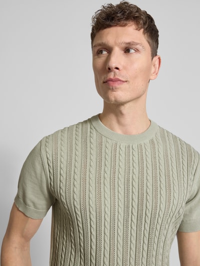 Männermodel trägt T-Shirt mit Zopfmuster von Lindbergh in Strick-Optik, reine Baumwolle, Gerader-Schnitt, Rundhalsausschnitt, Nahaufnahme Oberkörper.