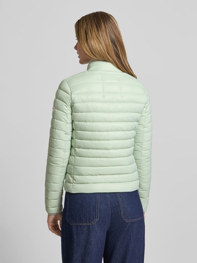 Frauenmodel trägt mintgrüne Steppjacke mit Reißverschlusstaschen Modell 'SISTER JUDY' von Frieda & Freddies, Slim Fit, Rückansicht.