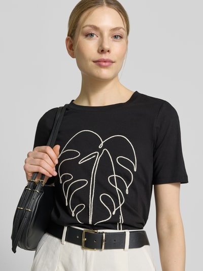 Kobiece model nosi damski t-shirt z wyhaftowanym motywem, czarny, bawełna, krój regular fit, okrągły dekolt, Christian Berg Woman Selection, długość tyłu w rozmiarze 36: 54 cm, zbliżenie na górną część ciała