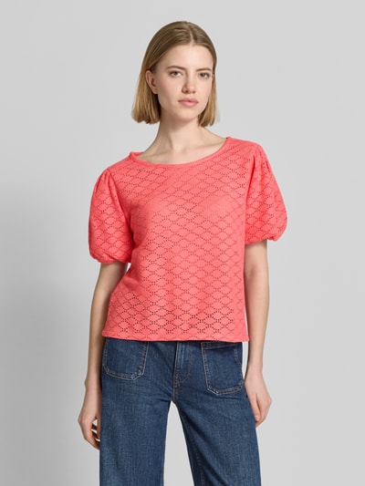 Vrouwenmodel draagt Strickshirt mit Puffärmeln van More & More in koraal, regular fit, ronde hals, katoenmix, voorkant bovenlichaam close-up.