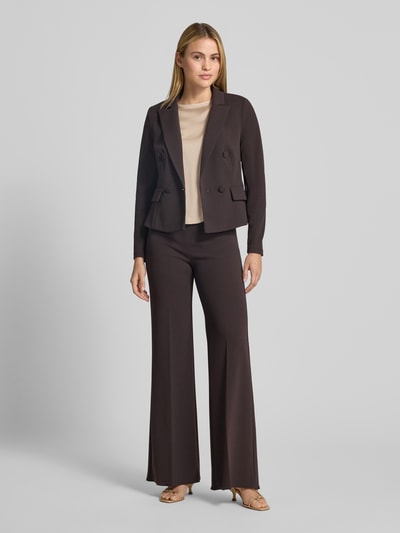 Vrouwenmodel draagt Slim Fit Blazer met Reverskraag van Rinascimento in donkerbruin, elastische materiaalmix, dubbele knoopsluiting, klepzakken, ruglengte bij maat S: 53 cm, Ganzkörperansicht van voren.