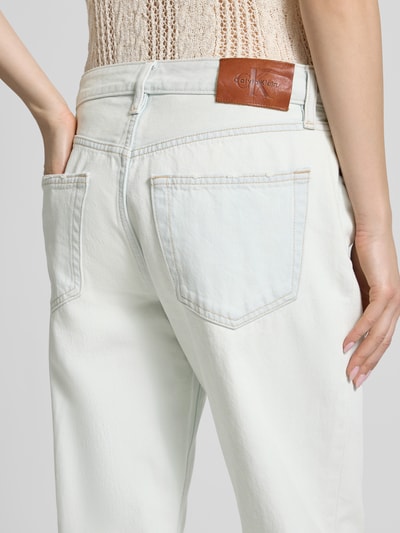 Kobiece modelka nosi Straight Fit Jeans mit Logo-Print od Calvin Klein Jeans, biała bawełna, detal 5 kieszeni, skórzana naszywka, szerokość w rozmiarze 27/32: 41 cm, długość nogawki wewnętrznej: 76 cm, detaliczne ujęcie tylnej części spodni