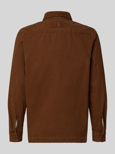 Männermodel trägt Relaxed Fit Hemdjacke aus reiner Baumwolle von Barbour, Optik: Unifarben, Materialverarbeitung: Piqué, Ganzkörperansicht Rückansicht.