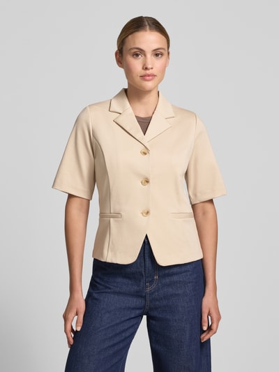 Frauenmodel trägt Blazer mit Viskose-Anteil Modell 'Kate' von ICHI in Beige, Elastischer-Material-Mix, Reverskragen, Halbarm, Paspeltaschen, Tailliert, durchgängige Knopfleiste, Ganzkörperansicht von vorne.