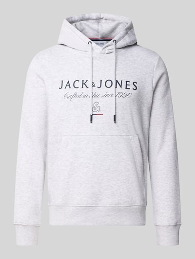 Produktfoto, Relaxed Fit Hoodie aus Baumwoll-Mix Modell 'KYLE' von JACK & JONES in Hellgrau mit Label-Detail und Känguru-Tasche, Kapuze mit Tunnelzug, Rückenlänge 67 cm, Ärmellänge 65 cm.