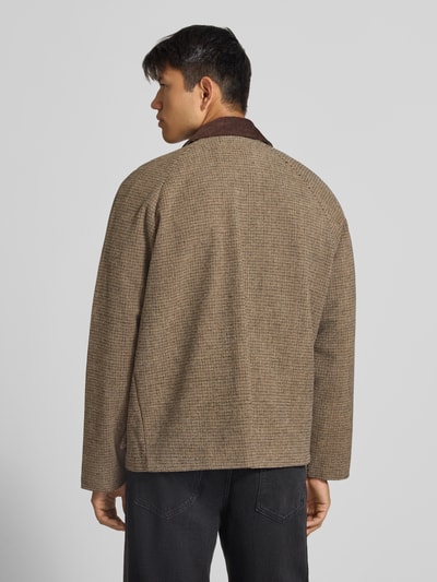 Männermodel trägt Barn Jacket mit Pattentaschen Modell 'SALAMANCO' von JACK & JONES in braunem Material-Mix mit Cord-Kragen, Ganzkörperansicht Rückansicht.