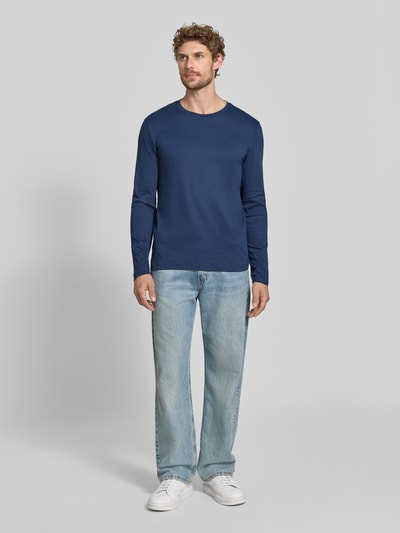 Männermodel trägt Longsleeve aus reiner Baumwolle von Christian Berg Men in Dunkelblau, lockere Passform, Ganzkörperansicht von vorne.