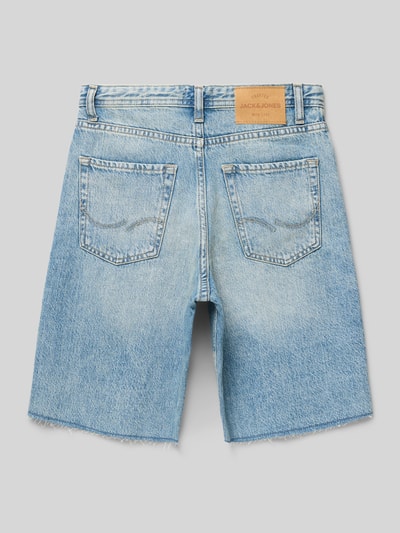 Productfoto, korte jeans van puur katoen in lichtblauw met steekzakken en franjes, model 'ALEX' van Jack & Jones, regular fit, bandwijdte maat 140: 35 cm, binnenbeenlengte: 22 cm
