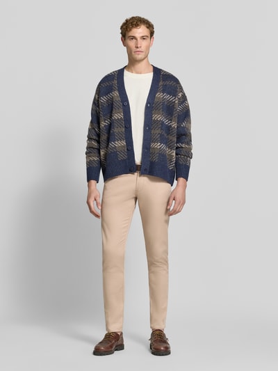 Männermodel trägt Slim Fit Jeans aus Baumwoll-Mix im 5-Pocket-Design von Emporio Armani, Beige, strukturierte Oberfläche, Ganzkörperansicht von vorne.