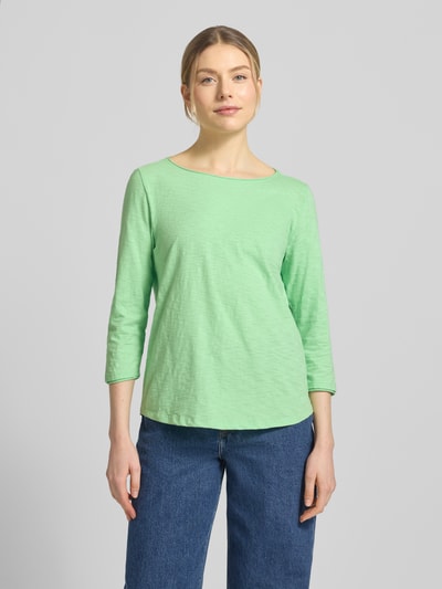 Modelka kobieca nosi Regular Fit 3/4-Shirt aus reiner Baumwolle von s.Oliver RED LABEL, zielony melanż, jersey, dekolt łódka, widok całej sylwetki z przodu.