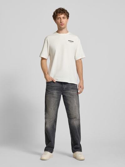 Męski model nosi Straight Fit Jeans aus Baumwoll-Mix Modell 'EDGE' von ONLY w kolorze ciemnoszarym, Herren Straight Fit Jeans von ONLY & SONS, pełna sylwetka z przodu.