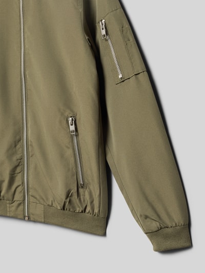 Produktfoto, Bomberjacke mit Reißverschlusstaschen von JACK & JONES für kinderen in olijfgroen, regular fit, opstaande kraag, zichtbare ritssluitingen, context: ruglengte maat 140 56 cm, schouderbreedte 36 cm, mouwlengte 53 cm